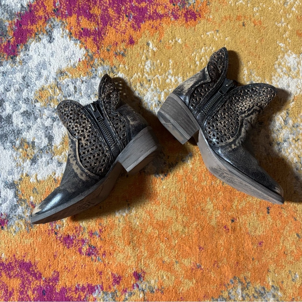 Like 🆕 Circle G by Corral Distressed Leather Black Yellow Shortie Ankle Booties - Picture 6 of 13